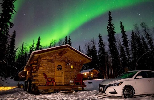Fairbanks Cabin | Cozy Wolf's Den - 1 Bd Deluxe Log Cabin with Breakfast