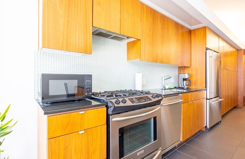 Gastown Condo | Cozy 1 BD Studio with Free Parking & Family-Friendly Amenities