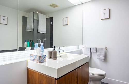 Gastown Condo | Cozy 1 BD Studio with Free Parking & Family-Friendly Amenities