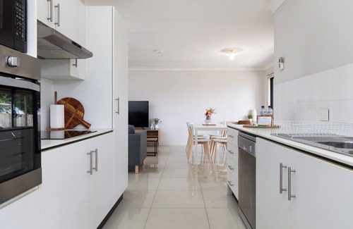 Acacia Ridge Apartment | Convenient Stay with Parking & Kitchen Amenities at 6AS1