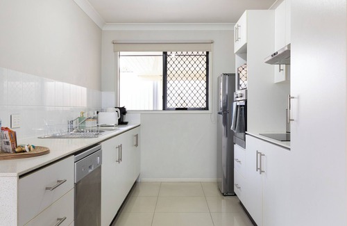 Acacia Ridge Apartment | Convenient Stay with Kitchen, Aircon & Espresso Service