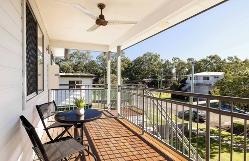 Rocklea Apartment | Convenient Stay with Aircon and Kitchen Near Shops & Train