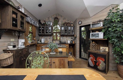 San Jose House | Unique Tree House Retreat with Spa & Breakfast Options