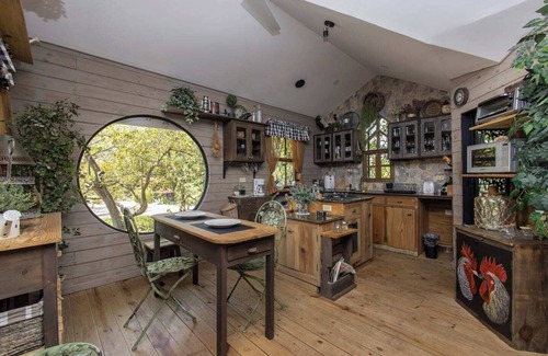 San Jose House | Unique Tree House Retreat with Spa & Breakfast Options