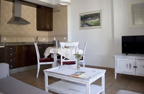 La Linea de la Concepcion Apartment | Cozy 1 Bedroom Apartment with Ocean View and Pool Access