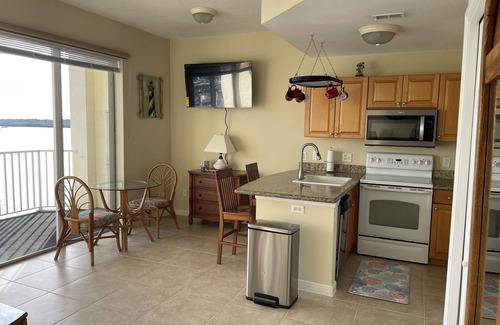 St. Petersburg - Clearwater Condo | Waterfront 1 Bed Condo with Pool and Perfect Guest Rating
