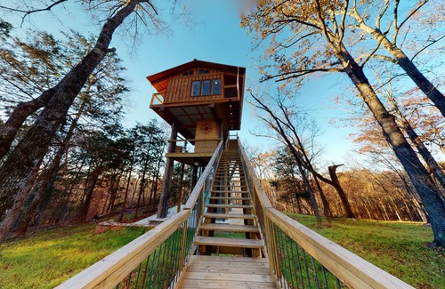 Jackson House | Enchanting Firetower Treehouse with Lake View & Kitchen
