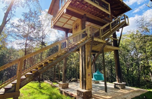 Jackson House | Enchanting Firetower Treehouse with Lake View & Kitchen