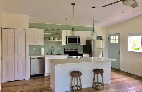 Haleiwa House | Beachside 1-Bedroom Retreat with Ocean View & Kids Friendly