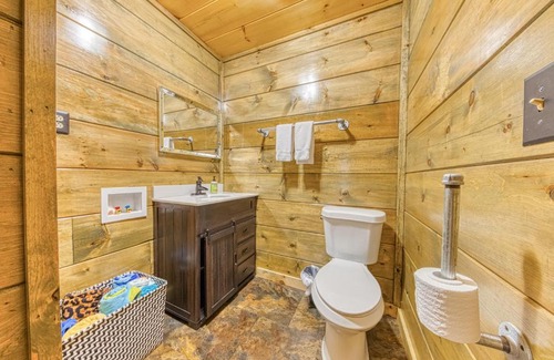 Kodak House | Cozy 1 Bed, 2 Bath Vacation Home with Pool in Kodak