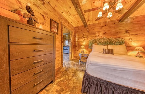 Kodak House | Cozy 1 Bed, 2 Bath Vacation Home with Pool in Kodak