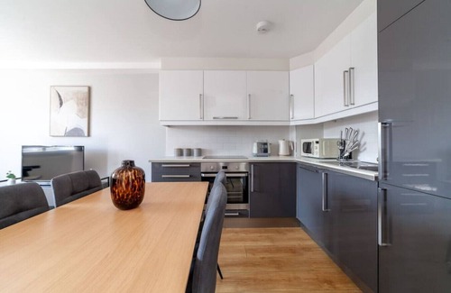 Abbey Apartment | Experience The South Wimbledon Collection with Spa & Breakfast