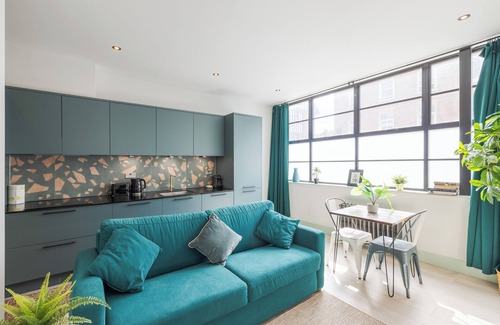 Clissold Apartment | Premier Getaway: Pool, Breakfast & Child-Friendly Fun!