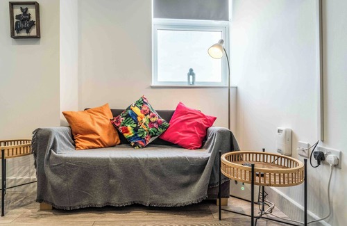 Liverpool Apartment | Cozy 1-Bed Apartment Steps from Liverpool Lime Street