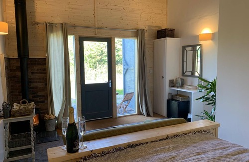 Loughborough House | Charming 4-Star Barn Farm Stay with Breakfast Included