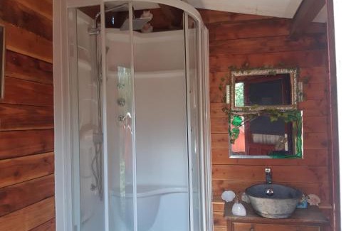 Renac House | Nature Lover's Lakeside Retreat with Family & Pet Amenities