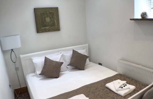 Cauldon Low House | 1 Bed Charming Cottage Barn Alton Towers Polar Bears Peak District