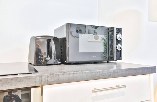 Gabalfa Apartment | Cozy 1-Bed City Nest with Kitchen & Breakfast in Cardiff