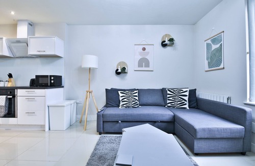 Gabalfa Apartment | Cozy 1-Bed City Nest with Kitchen & Breakfast in Cardiff