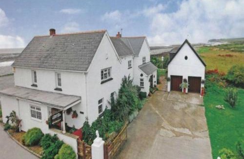 Gileston House | Coastal Pathway 1-Bed Cottage in South Wales – Family Friendly