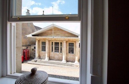 Stamford Apartment | Designer 1 Bed Apartment with Ensuite and Kitchen Access