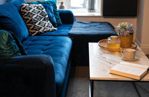 Castle Apartment | Cozy 1 Bed House with Free WiFi and Parking for Everyone