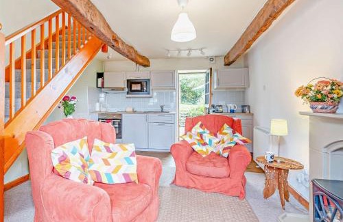 Abergavenny House | Cozy 1 Bed in Abergavenny with Pool & Pet-Friendly Perks