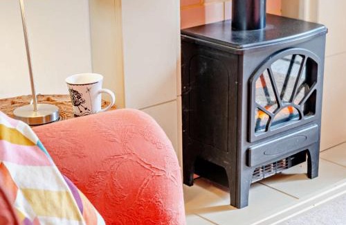 Abergavenny House | Cozy 1 Bed in Abergavenny with Pool & Pet-Friendly Perks