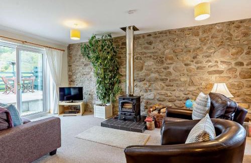 Marybank House | Cozy 1 Bed Retreat in Beauly with Hot Tub Amenities