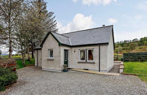 Marybank House | Cozy 1 Bed Retreat in Beauly with Hot Tub Amenities