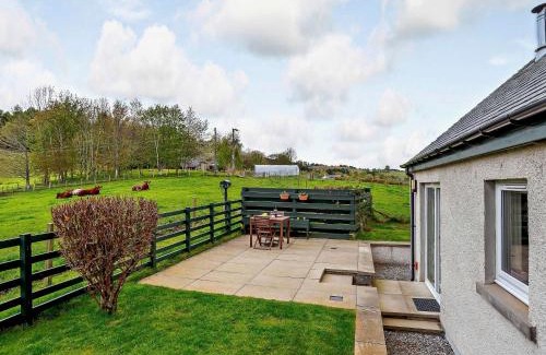 Marybank House | Cozy 1 Bed Retreat in Beauly with Hot Tub Amenities