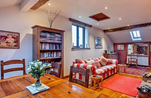 Combs House | Cozy 1 Bed Accommodation in Combs PK674 with Kitchen Access