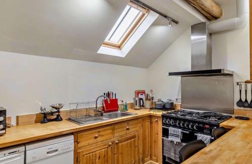 Combs House | Cozy 1 Bed Accommodation in Combs PK674 with Kitchen Access