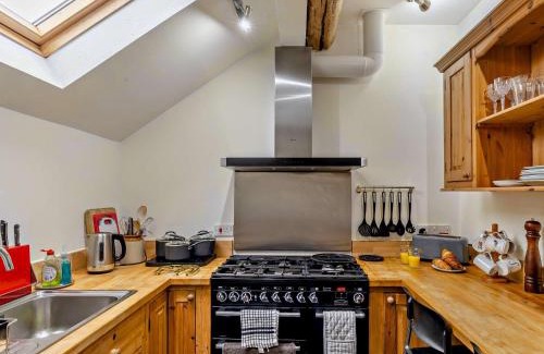 Combs House | Cozy 1 Bed Accommodation in Combs PK674 with Kitchen Access