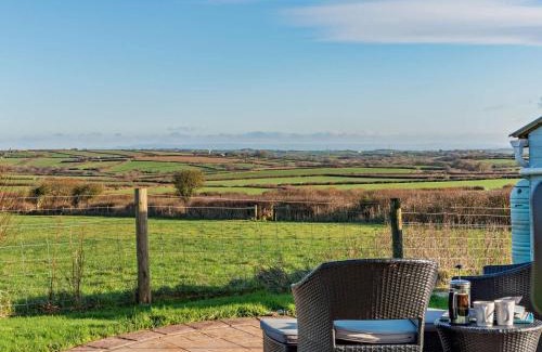 Saint Gennys House | Cozy 1 Bed Retreat in Crackington Haven with Hot Tub