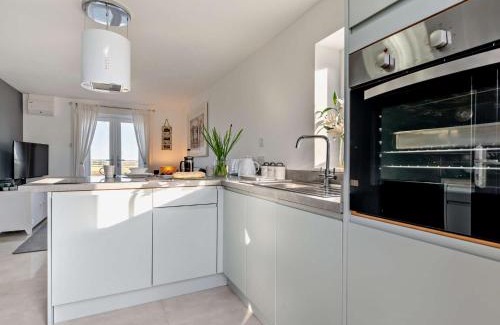 Saint Gennys House | Cozy 1 Bed Retreat in Crackington Haven with Hot Tub
