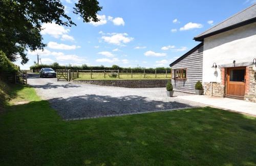 Christchurch House | Cozy 1 Bed Retreat in Dulverton with Hot Tub Access