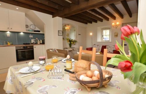 Frome Saint Quinton House | Comfortable Stay at 1 Bed in Frome St Quintin MANJE