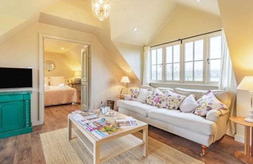 Alfold House | Cozy 1 Bed in Horsham - Pet Friendly with Pool Access