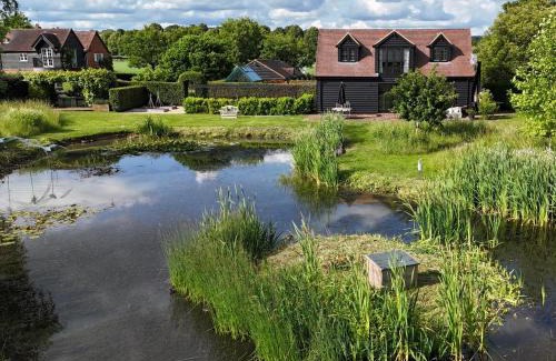 Alfold House | Cozy 1 Bed in Horsham - Pet Friendly with Pool Access