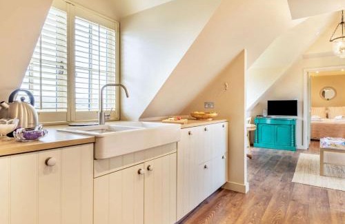 Alfold House | Cozy 1 Bed in Horsham - Pet Friendly with Pool Access