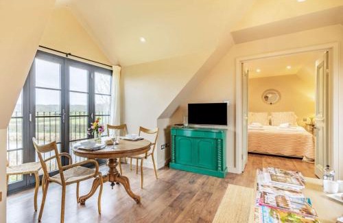 Alfold House | Cozy 1 Bed in Horsham - Pet Friendly with Pool Access