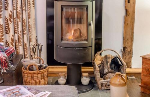 Loxwood House | Cozy 1 Bed Retreat in Loxwood for Your Family Getaway