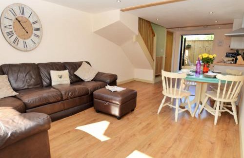 Chardstock House | Cozy 1-Bed Retreat in Pet-Friendly Lyme Regis