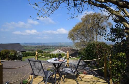 Raymonds Hill Apartment | Cozy Bed in Lyme Regis - Ideal for Families