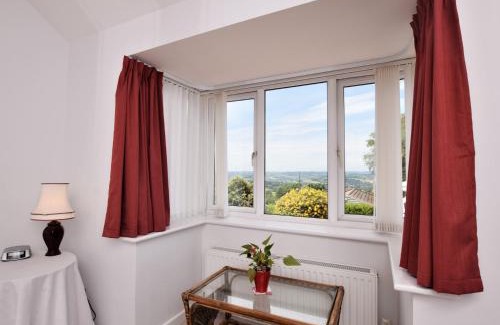 Raymonds Hill Apartment | Cozy Bed in Lyme Regis - Ideal for Families