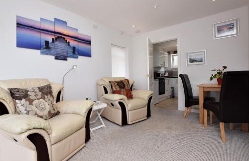 Raymonds Hill Apartment | Cozy Bed in Lyme Regis - Ideal for Families