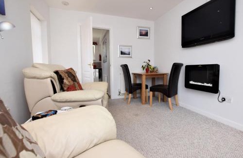 Raymonds Hill Apartment | Cozy Bed in Lyme Regis - Ideal for Families