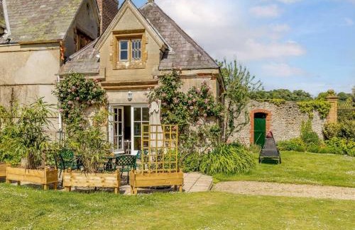 Pulham House | Elegant 1 Bed Retreat in Minterne Magna with Pool Access