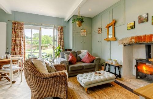 Pulham House | Elegant 1 Bed Retreat in Minterne Magna with Pool Access